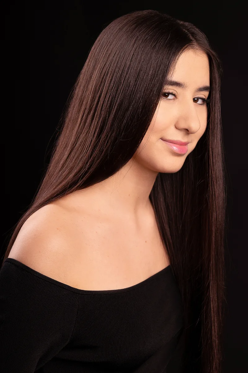 Beauty-Portrait einer jungen Frau, leicht lächelnd, langes braunes Haar