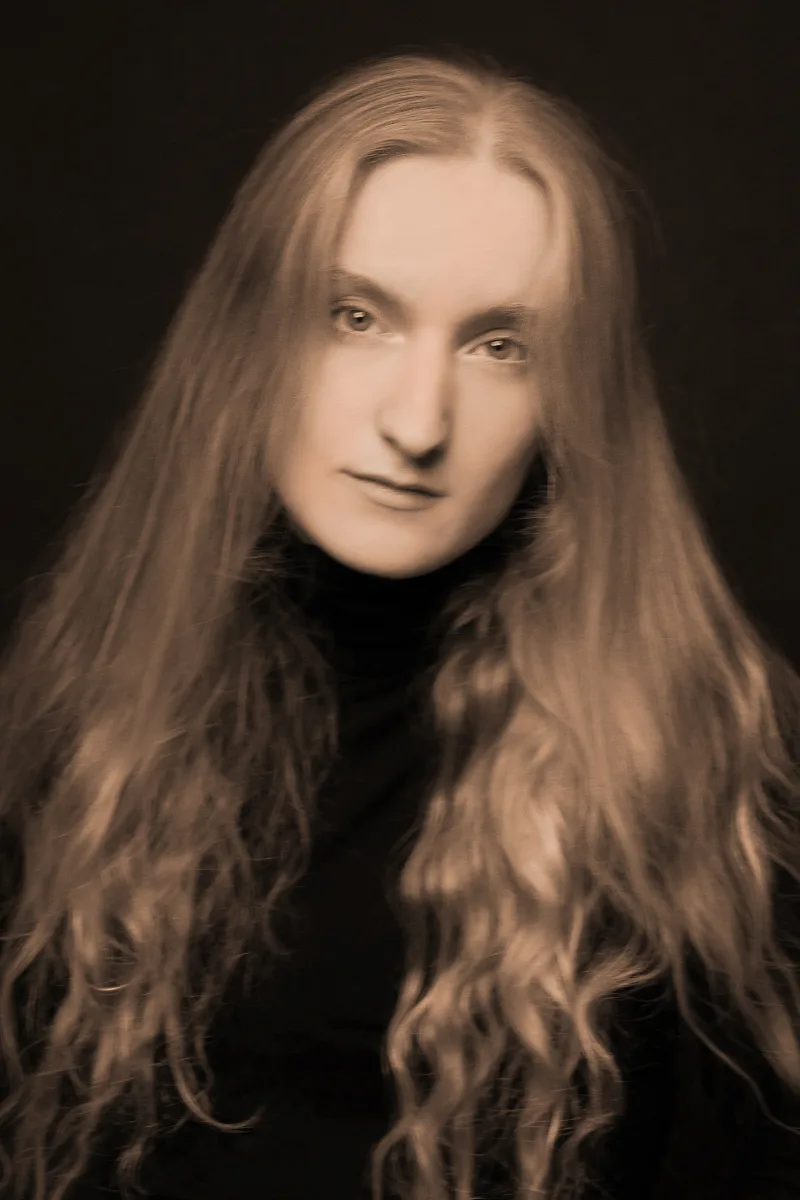 Sepia-Beauty-Portrait einer jungen Frau mit langem welligem Haar, weicher Studio-Look