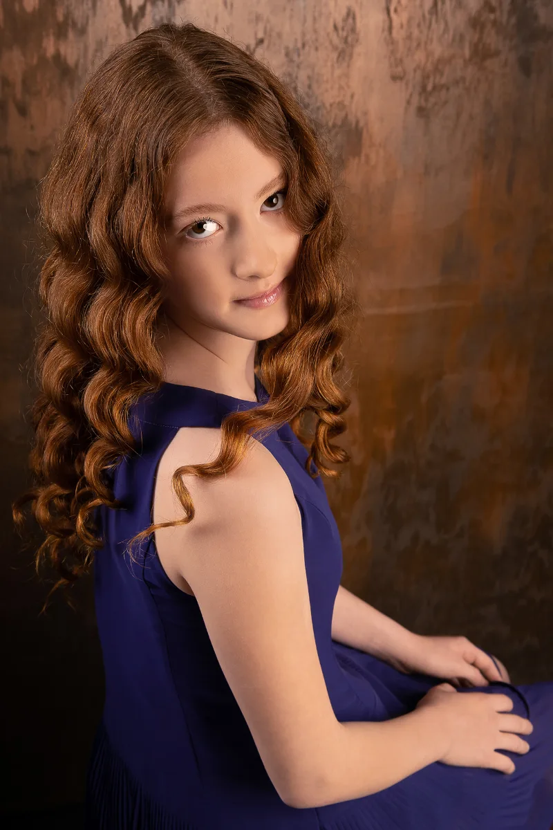 Weiteres Beauty-Portrait des Mädchens mit roten Locken, blauer Hintergrund