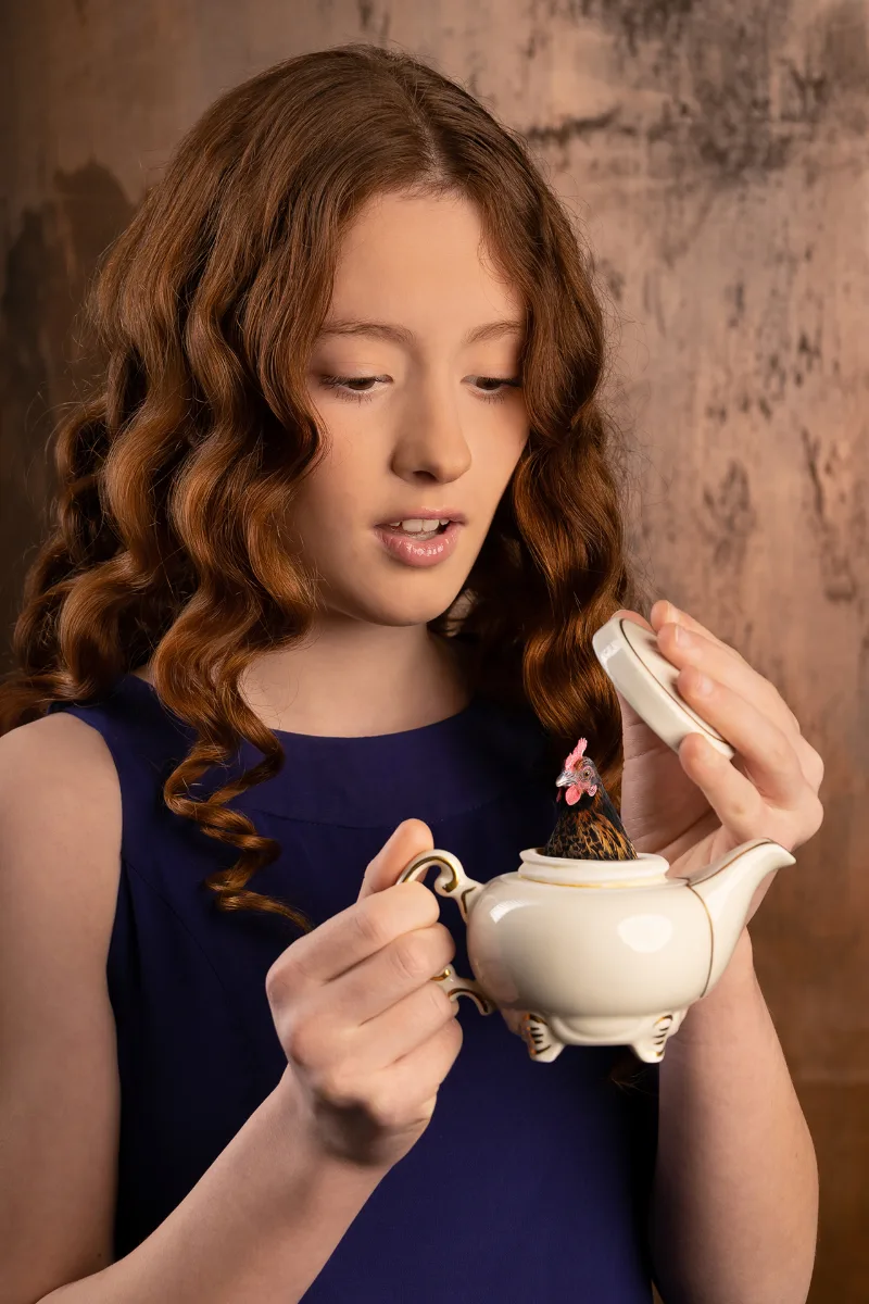 Weiteres Beauty-Portrait des Mädchens mit roten Locken, blauer Hintergrund