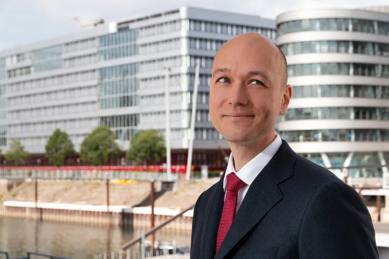 Business-Portrait am Duisburger Innenhafen, im Hintergrund das Five-Boats-Bürogebäude