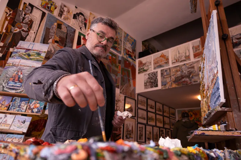 Portrait des Malers im Atelier