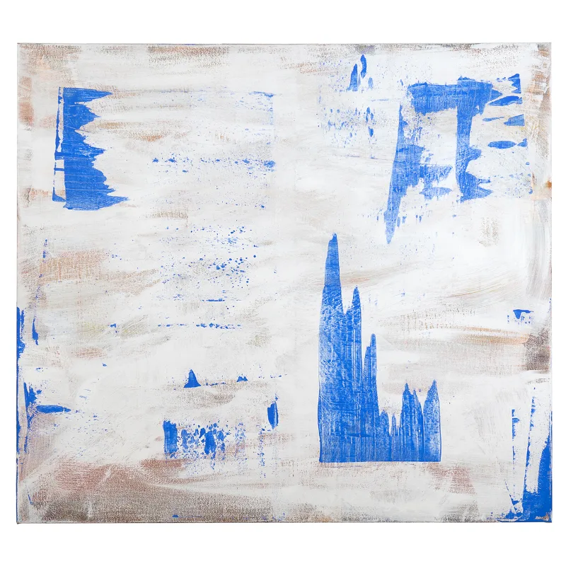Abstraktes Acrylbild: blaue Pinselzeichen auf weiß-beiger Struktur