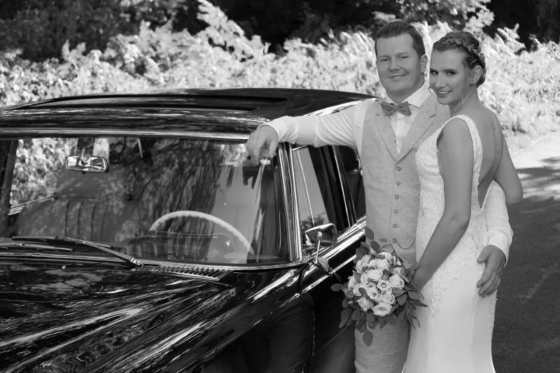 Hochzeitsmoment in Schwarz-Weiß am Oldtimer