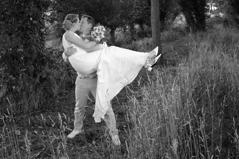 Hochzeitsmoment in Schwarz-Weiß am Oldtimer