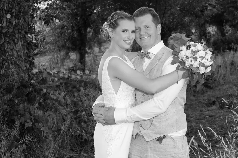 Hochzeitsmoment in Schwarz-Weiß am Oldtimer