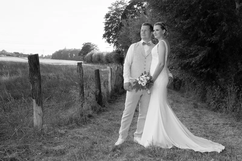 Hochzeitsmoment in Schwarz-Weiß am Oldtimer