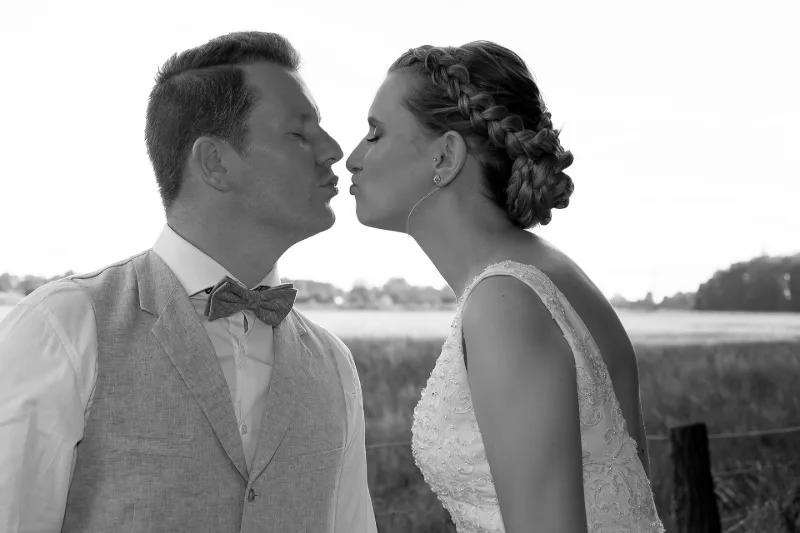 Hochzeitsmoment in Schwarz-Weiß am Oldtimer