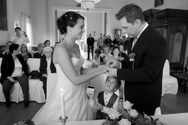 Schwarz-Weiß-Moment aus der Hochzeitsvorbereitung