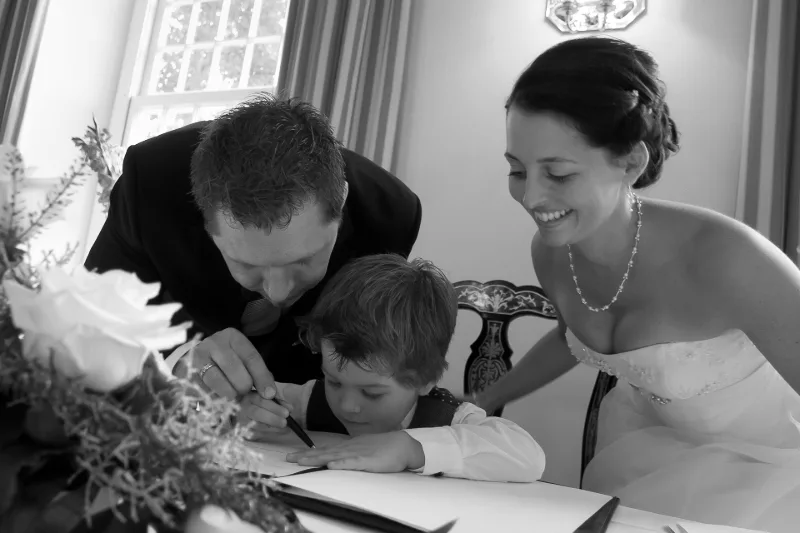 Schwarz-Weiß-Moment aus der Hochzeitsvorbereitung