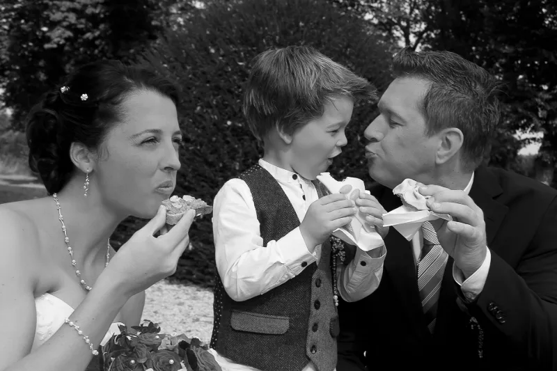 Schwarz-Weiß-Moment aus der Hochzeitsvorbereitung
