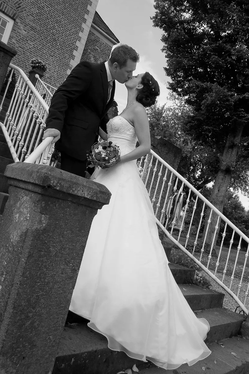 Schwarz-Weiß-Moment aus der Hochzeitsvorbereitung