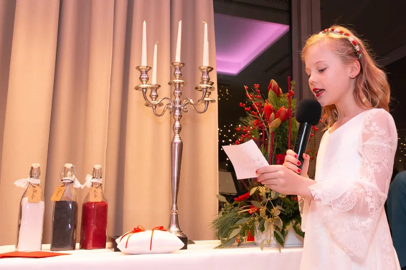 Moment der Vorbereitung mit den Blumenkindern