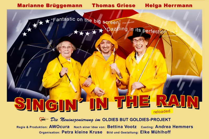 Filmplakat-Neuinszenierung: drei Akteure in gelben Regenmänteln und mit Schirmen vor sternenbesetztem Hintergrund
