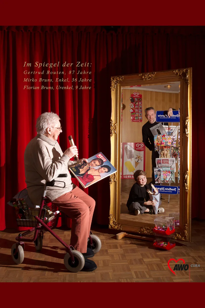 Inszeniertes Porträt vor rotem Theatervorhang: Gertrud Bouten (87) im Rollator-Sessel mit Frauenzeitschrift und Eis, im Spiegel ihr Enkel und Urenkel am Zeitschriften-Regal