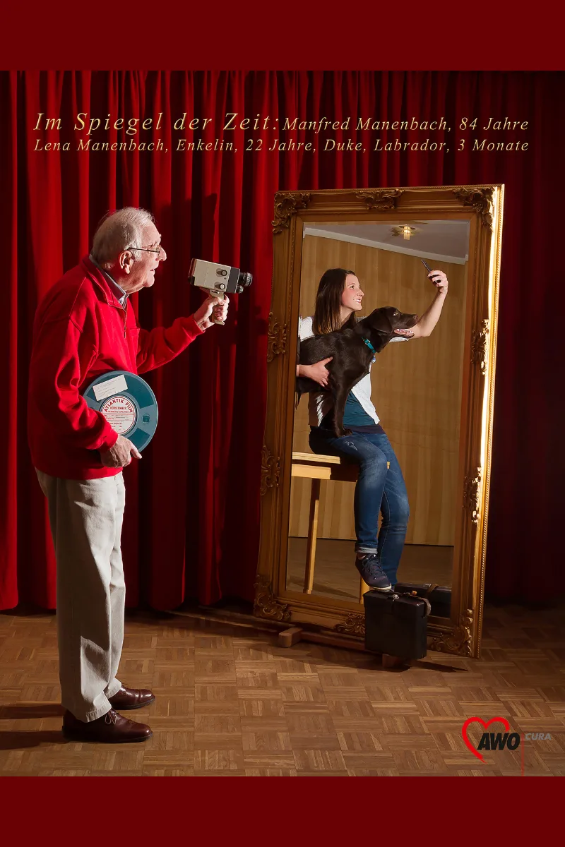 Inszeniertes Porträt vor rotem Theatervorhang: Manfred Manenbach (84) filmt mit einer Super-8-Kamera, im Spiegel seine Enkelin Lena (22) mit Smartphone und Labrador Duke (3 Monate)